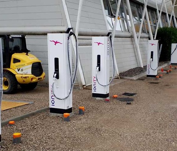 Bornes de recharge rapide sur aire d'autoroute